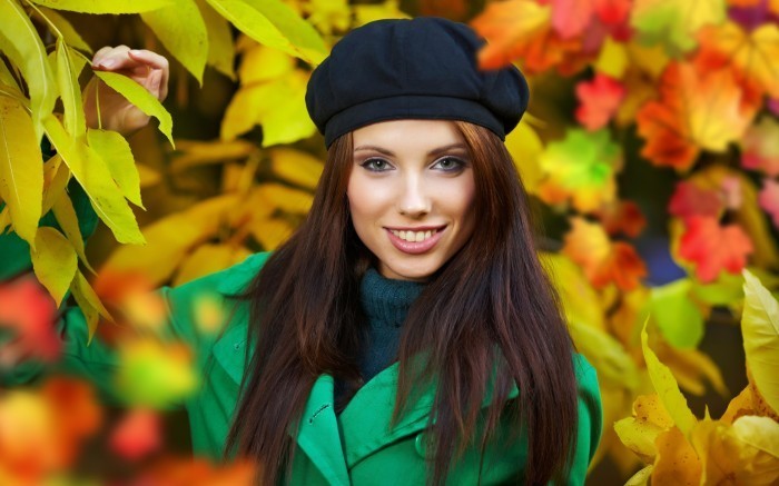 34536 2560x1600 Девушка в зеленом пальто и берете осень   Girl in green coat and beret autumn