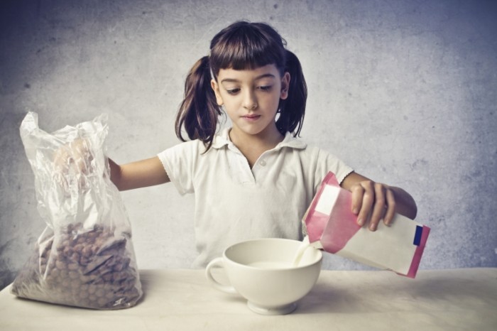 Девочка с хлопьями и молоком - Girl with cereal and milk