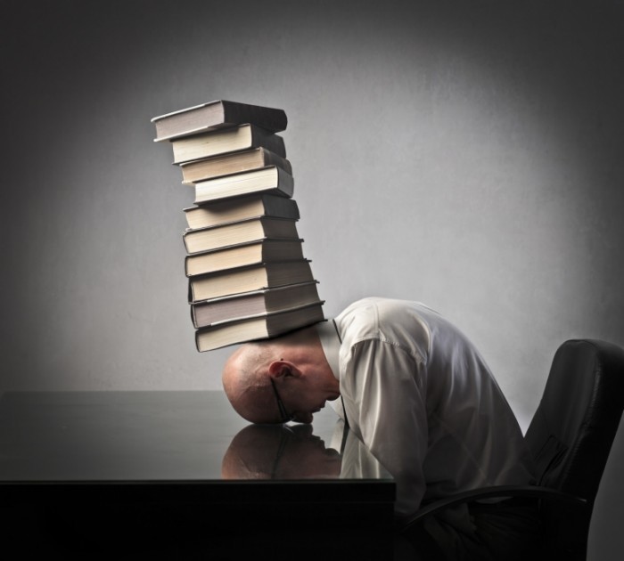 Книги на голове у мужчины - Books on the head of a man