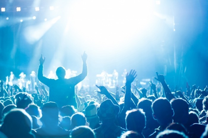 Руки толпы на концерте - Hands crowd at concert