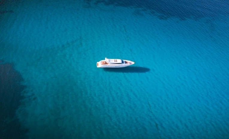 Лодка в море — Boat at sea