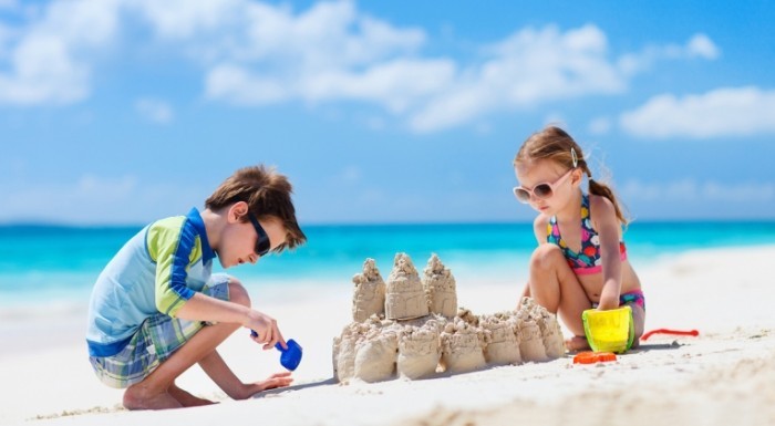 Дети строят песочный замок - Children build sand castle