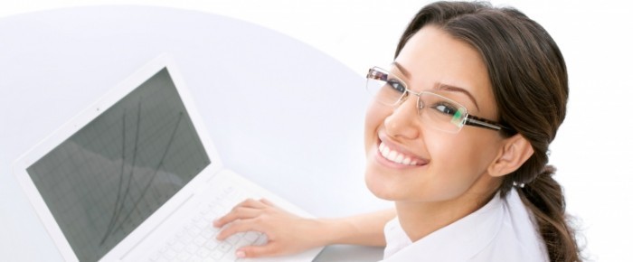 Офисный работник за ноутбуком - Office worker at a laptop