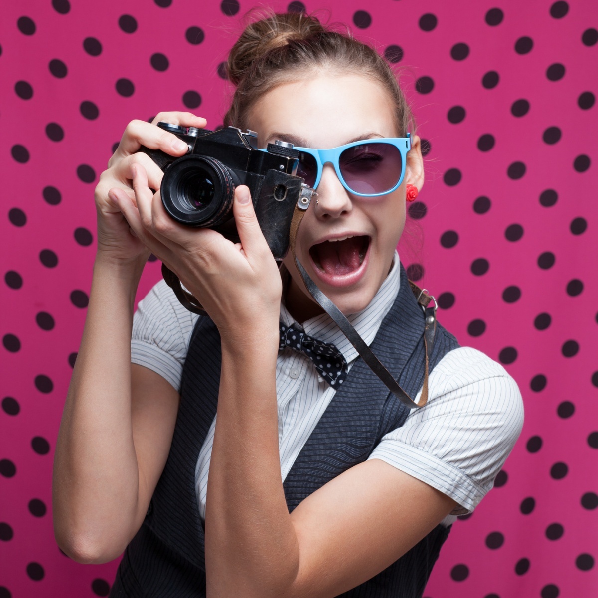 Девушка с фотоаппаратом — Girl with a camera