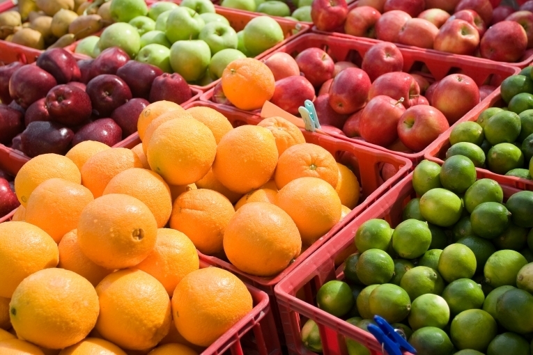 Фрукты на рынке — Fruit on the market