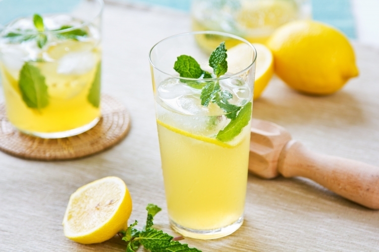 Стакан лимонада — Glass of lemonade