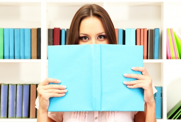 Девушка с книгами — Girl with books