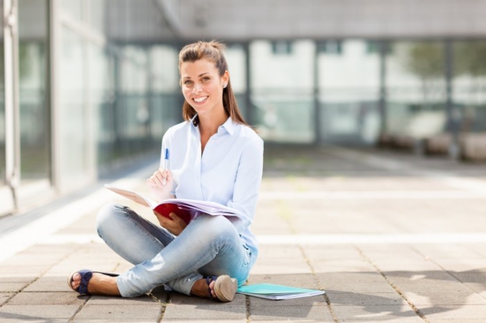 Студентка с тетрадями - Female student with notebooks