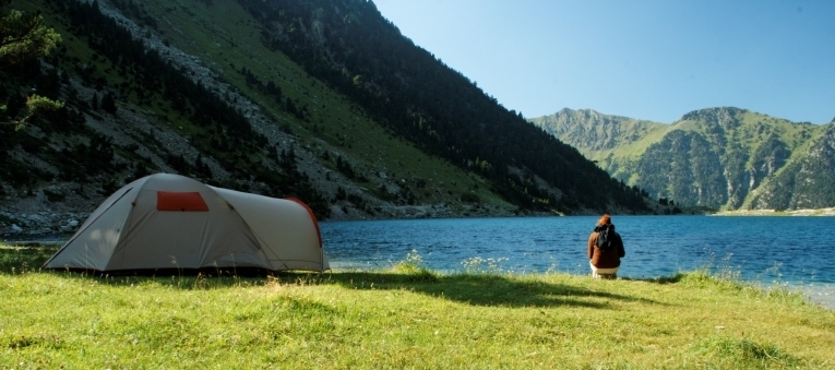 Палатка у озера — Tent by the lake