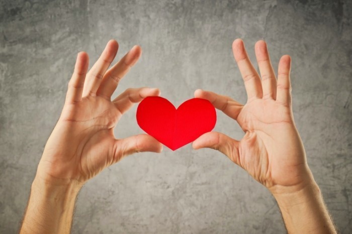 Dollarphotoclub 59798067 700x466 Сердце в руках   Heart in hands