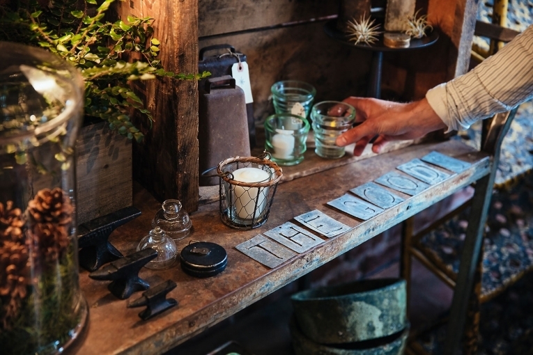 Декоративный столик — Decorative table