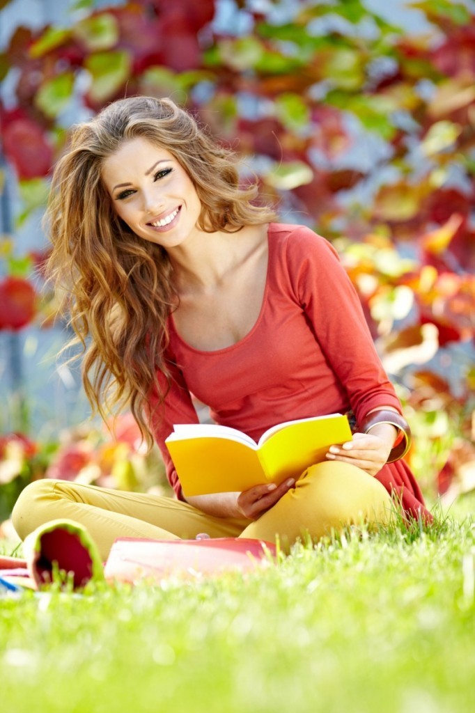 Красивая девушка с книгой - Beautiful girl with a book