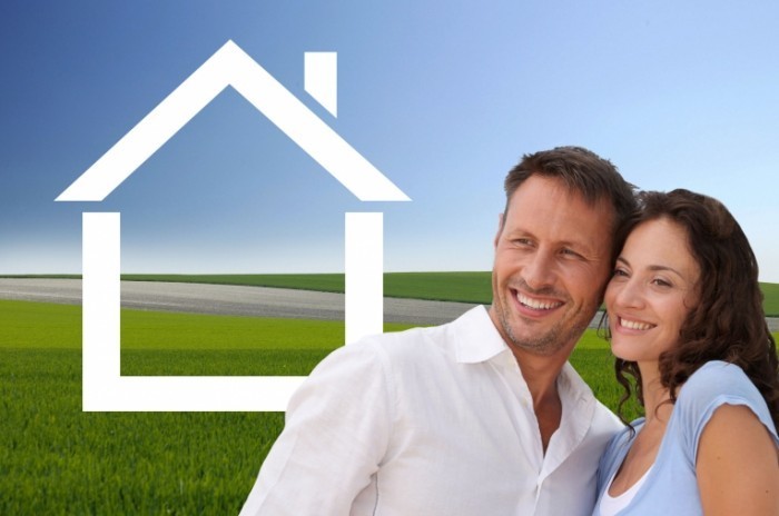 fotolia 25684210 m 700x464 Пара на фоне дома   Couple at home background