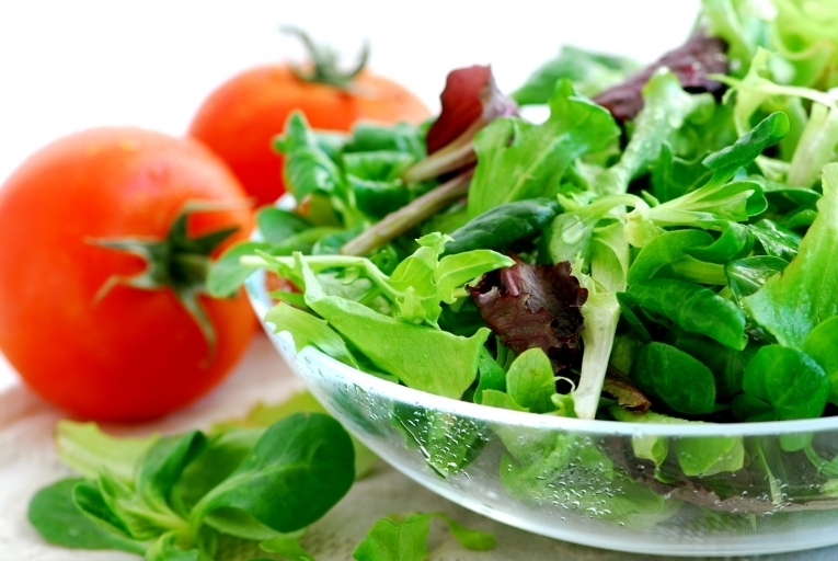 Салат и помидоры — Lettuce and tomatoes