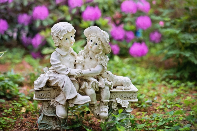 Статуя в саду — A statue in the garden
