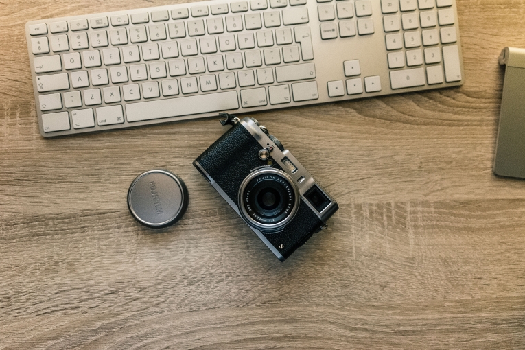 Клавиатура, фотоаппарат — Keyboard, camera
