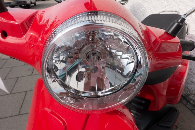Красный мопед — Red moped