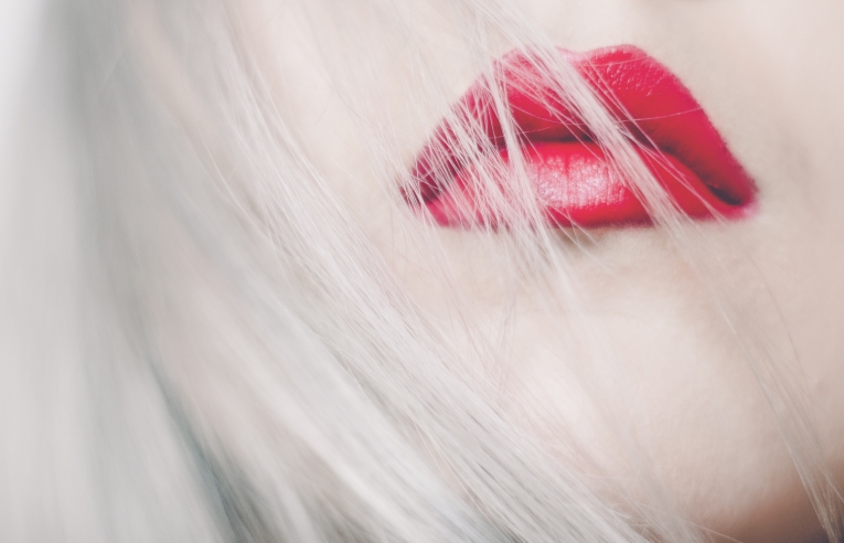 Блондинка красная помада крупным планом — Blonde Red Lipstick Close Up