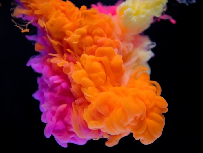 TSvetnoy dyim na chernom fone krupnyim planom Colored smoke on a black background close up 4000h3009 700x526 Цветной дым на черном фоне крупным планом   Colored smoke on a black background close up