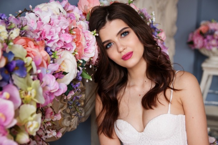  Девушка прислонилась к декору из цветов   girl leaned against the decor of flowers