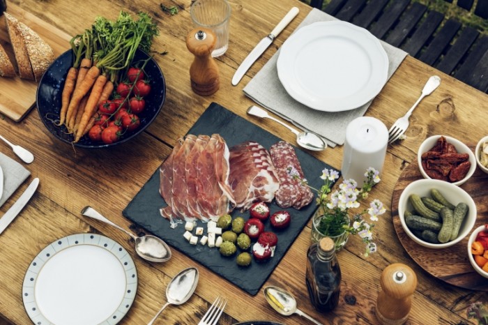  Каменная тарелка, мясо, овощи, накрытый стол   Stone plate, meat, vegetables, laid table
